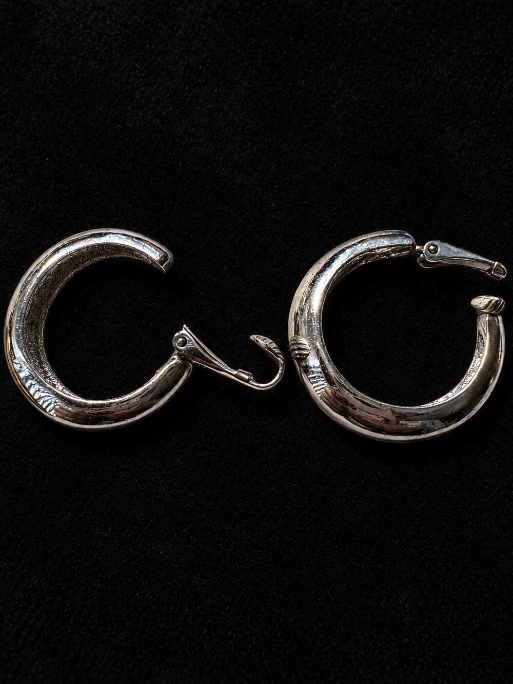 ⚜️ Roget TM | Silver-Tone Hoop Clip-On Earrings | Minimalist 💗